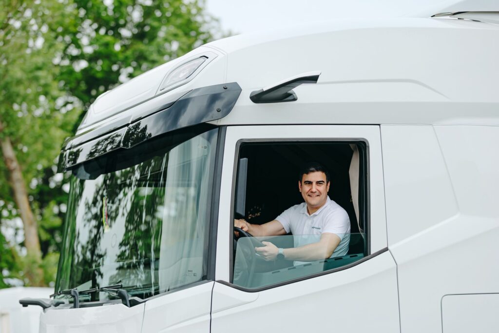 Hoptrans vairuotojas kabinoje